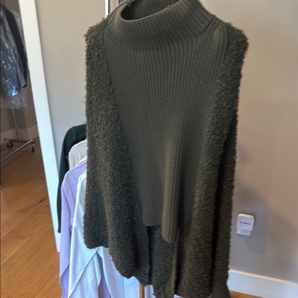 BCBGMaxAzria Green Turtleneck Sweater with Ribbed Neck and Chunky Knit